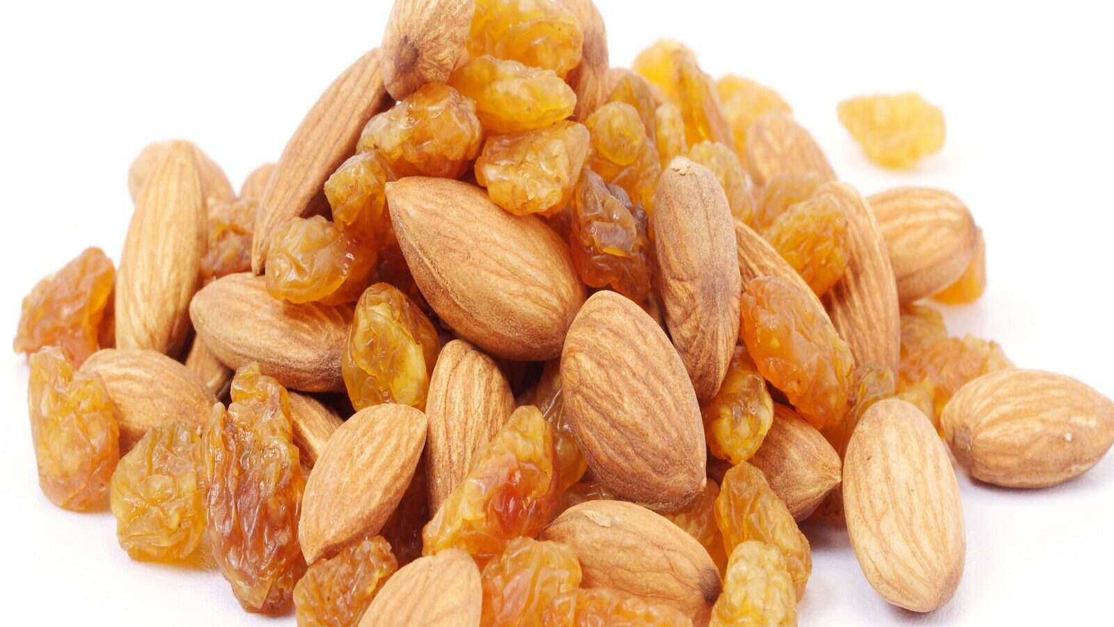 Eating Almond and Raisins together is beneficial for health, know the right time and way to consume them