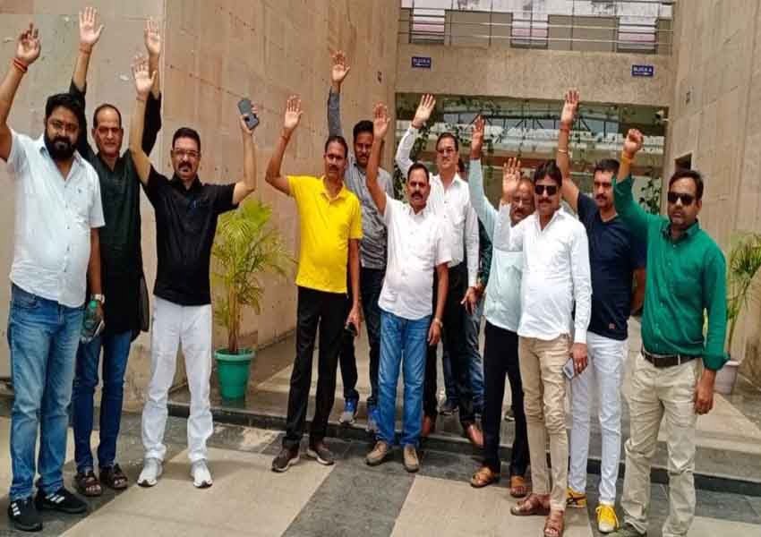 Jharkhand Retail Liquor Sellers Association demonstrated against the new product policy in Ranchi - News Aroma