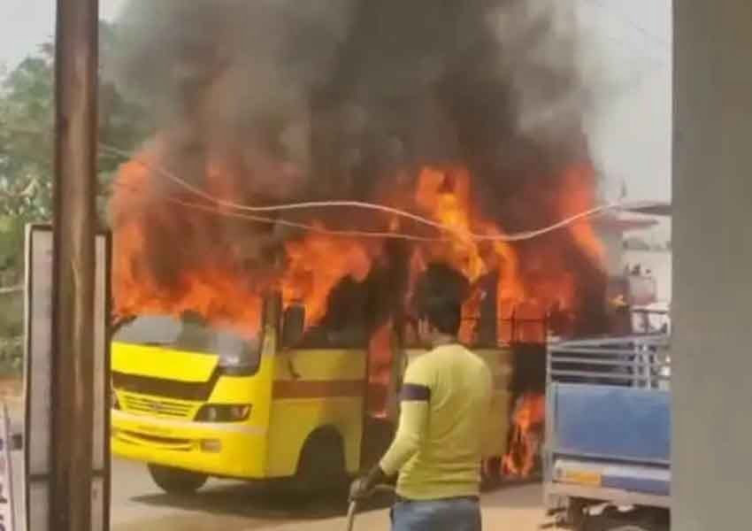 A fire broke out in the school bus here in Ranchi, the driver and the helper saved their lives by jumping - News Aroma