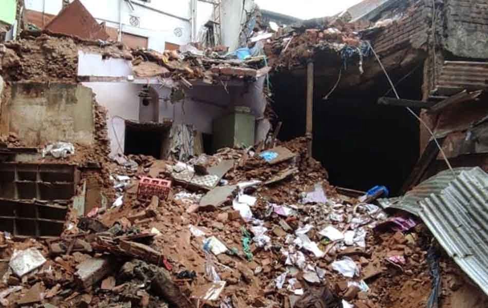 Building collapses Delhi