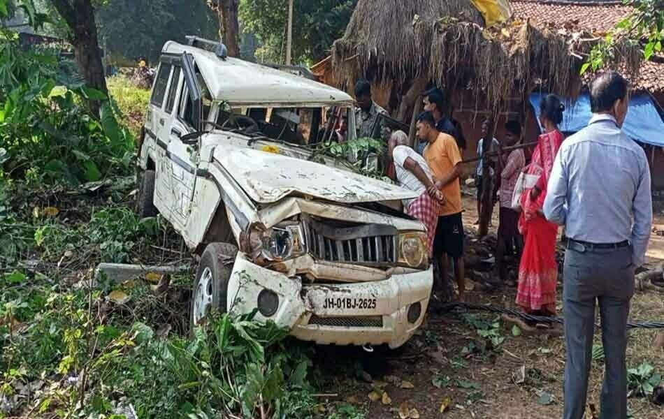 Gumla Bolero collides