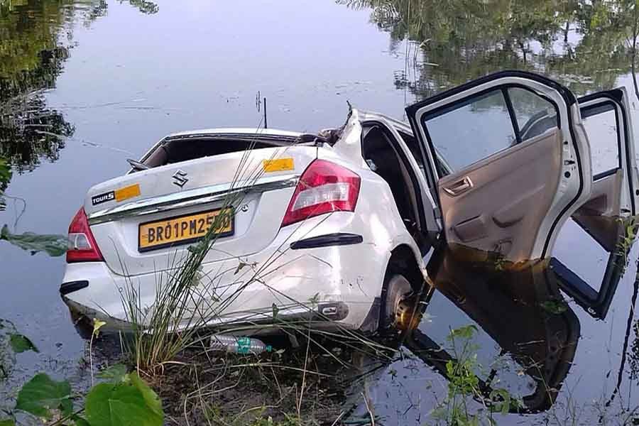 खगड़िया में तालाब में गिरी कार