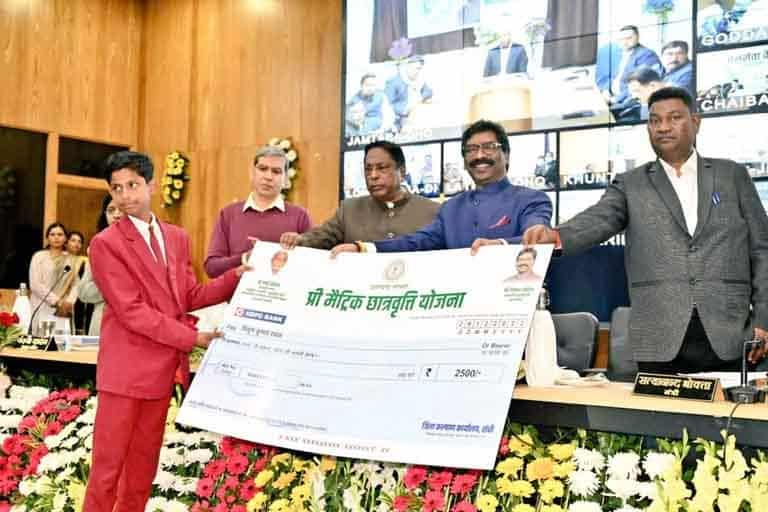Hemant Soren gave many gifts to the people