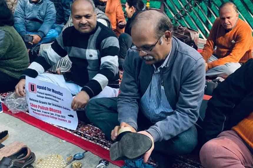 College professor polishes shoes on footpath, know why