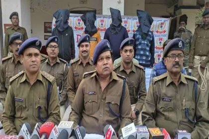 Police arrested four with weapons