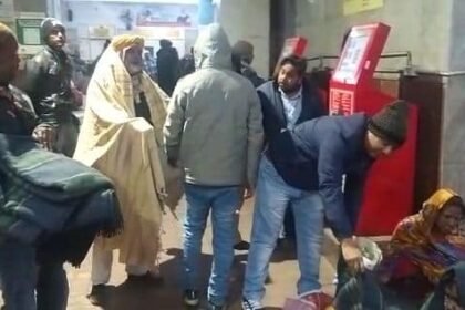 धनबाद : ठंड से ठिठुर रहे लोगों को मिली राहत, जिला प्रशासन ने सैंकड़ों के बीच बांटे कंबल