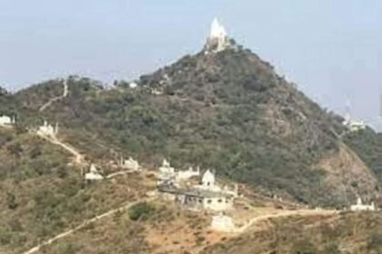 Sammed Shikharji: पारसनाथ पहाड़ी को लेकर नया विवाद, अब आदिवासियों ने किया अपना दावा