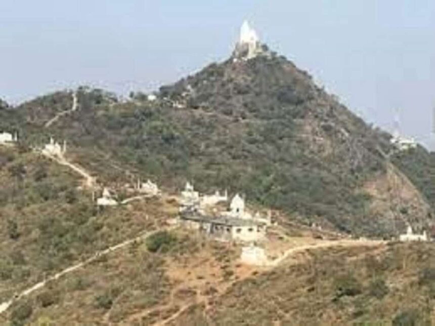 Sammed Shikharji: पारसनाथ पहाड़ी को लेकर नया विवाद, अब आदिवासियों ने किया अपना दावा