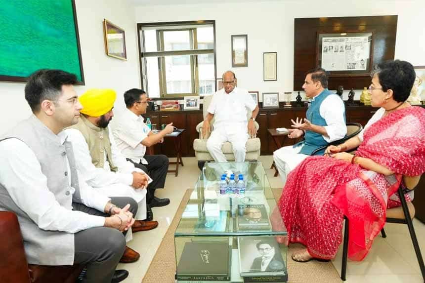 Arvind Kejriwal reached Mumbai, met Sharad Pawar
