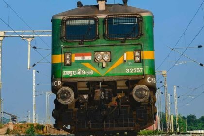 TRAIN-INDIAN-RAILWAY
