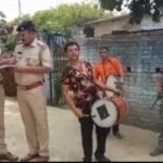 Bokaro police pasted advertisement at the house of murder accused Sanoj Singh