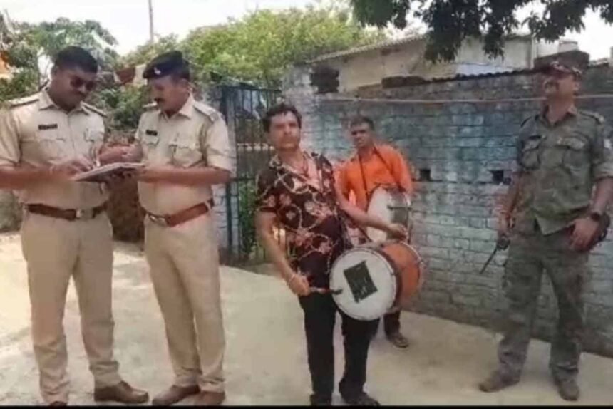 Bokaro police pasted advertisement at the house of murder accused Sanoj Singh