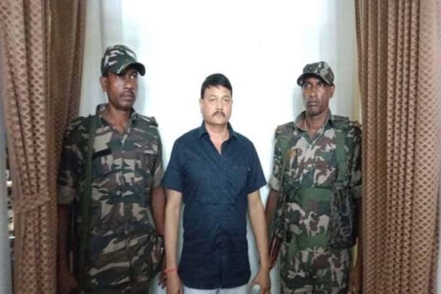 Chaibasa ACB caught red-handed the cashier of the district headquarters, BT Singh, while taking bribe.