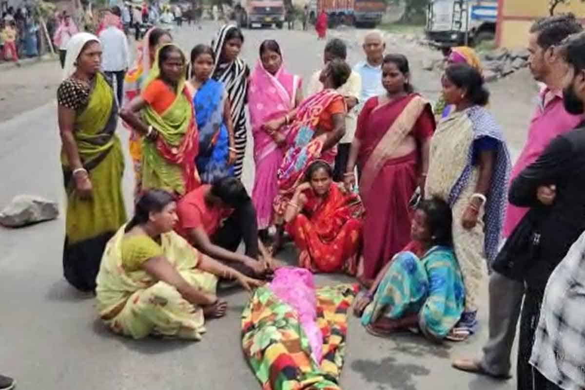 Dhanbad St. Xavier's School Student Usha Kumari suicide relatives and local people sat on a dharna on the road in front of the school