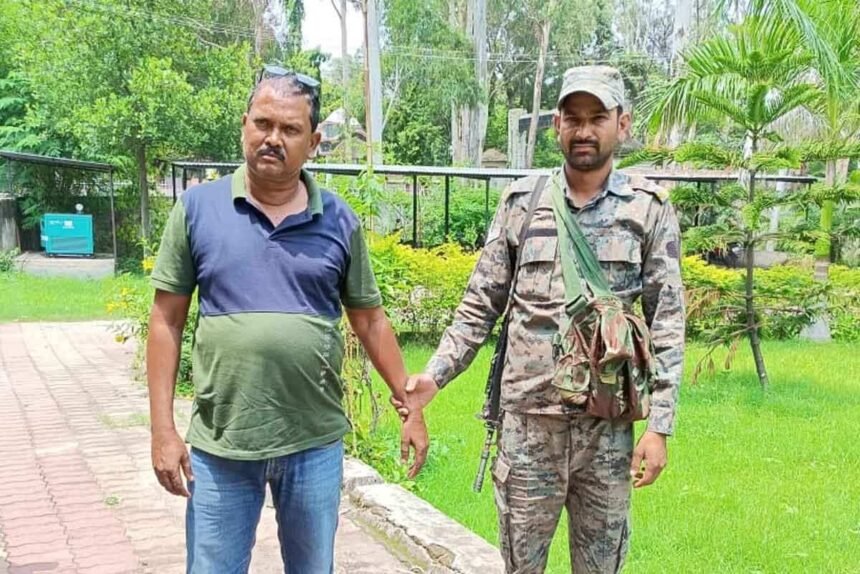 Hazaribagh ACB arrested the headman Suman Kumar for taking 4000 bribe