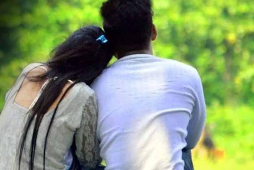 Koderma police caught A minor couple in Tilaiya police station area
