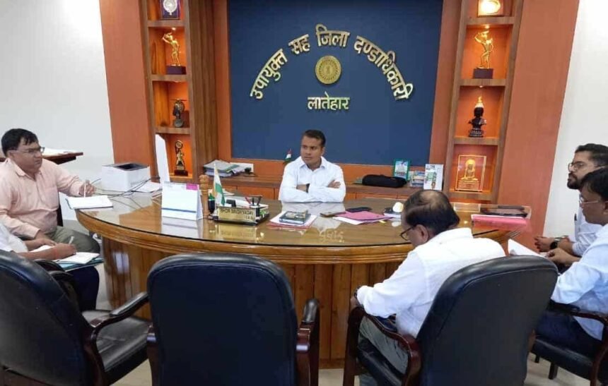 latehar-dc-bhor-singh-yadav-transferred-many-personnel-of-education-department