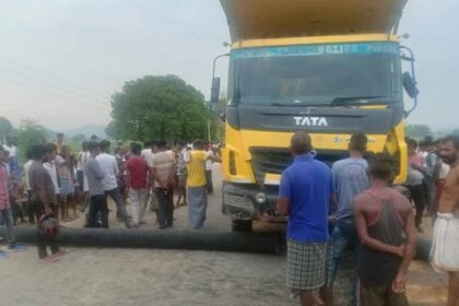 Palamu Highwa crushed bike , driver died, road jammed for 7 hours