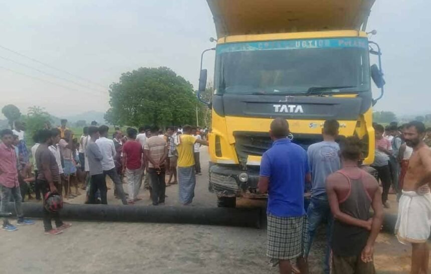 Palamu Highwa crushed bike , driver died, road jammed for 7 hours