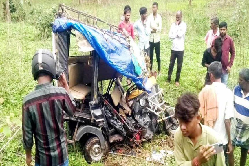 Palamu Teenager killed in car and auto collision