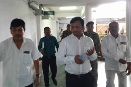Palamu's new DC Shashi Ranjan inspected the offices of the Collectorate