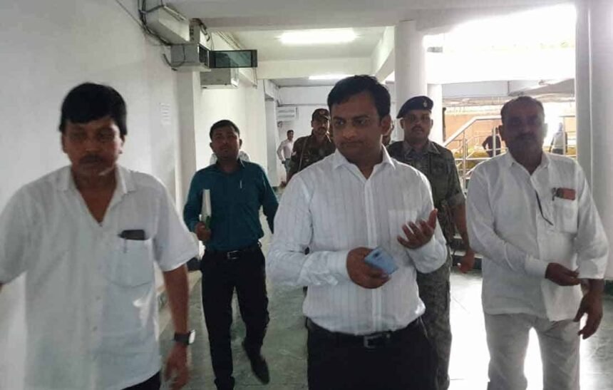 Palamu's new DC Shashi Ranjan inspected the offices of the Collectorate