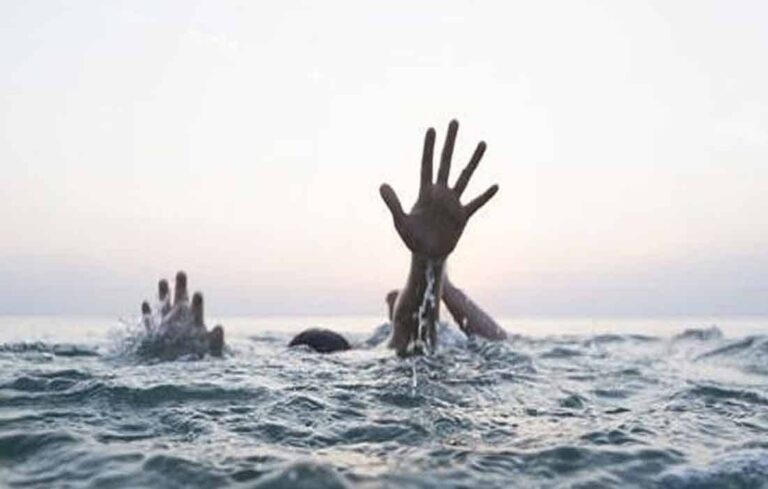 लोहरदगा में एक ही गांव के तीन बच्चों की गहरे पानी में डूबने से मौत, गांव में पसरा मातम लोहरदगा में एक ही गांव के तीन बच्चों की गहरे पानी में डूबने से मौत, गांव में पसरा मातम