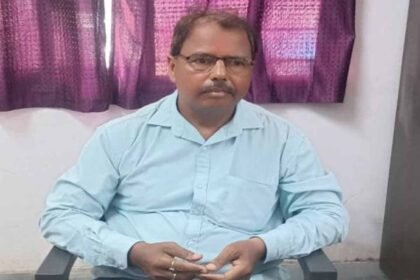 Seraikela Seraikela Gamharia zone Amin Raj Kishore Bhagat arrested red handed taking 10 thousand bribe