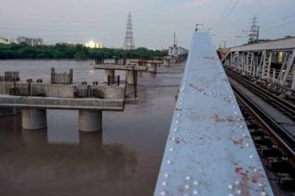 according-to-the-central-water-commission-the-yamuna-river-is-again-showing-its-fierce-form-in-delhi