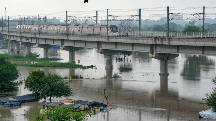 Yamuna River Delhi Delhi Flood Yamuna Bazar Red Fort Rajghat ITO The water level of Yamuna river decreased, but water is still overflowing in these areas.
