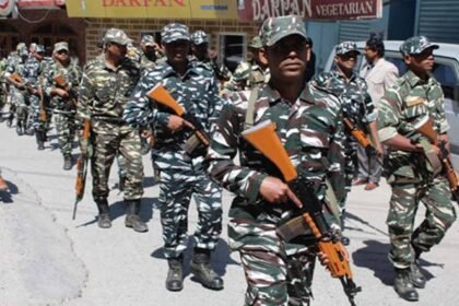 latehar-police-took-out-flag-march-for-peace-in-muharram