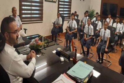 lohardaga-dc-met-students-of-jnv-jalna-maharashtra