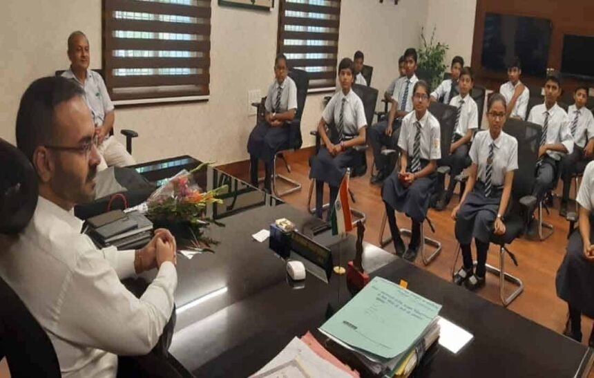 lohardaga-dc-met-students-of-jnv-jalna-maharashtra