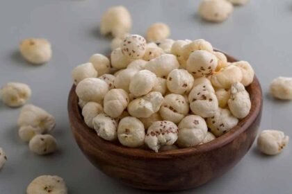 makhana in the diet, there are many diseases including cholesterol, in which makhana would have worked as a medicine