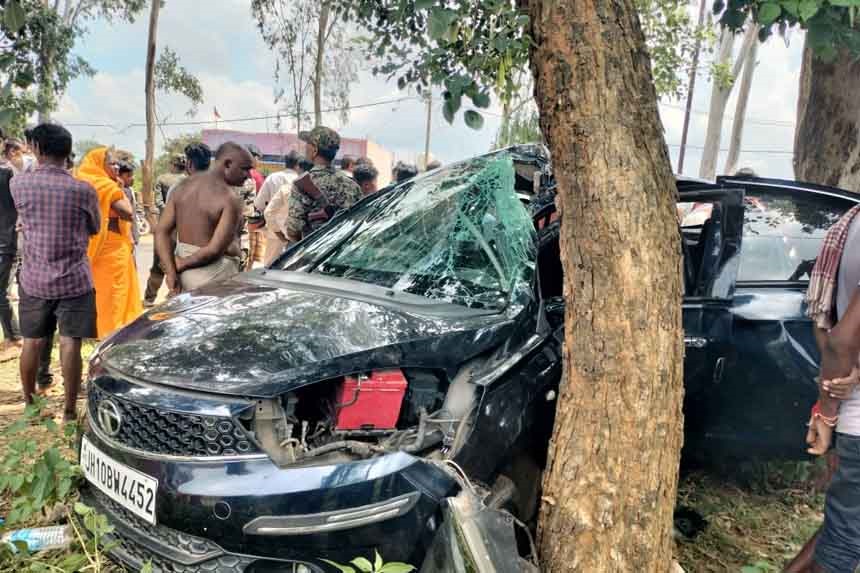 Dumka Car collides with tree , one dead