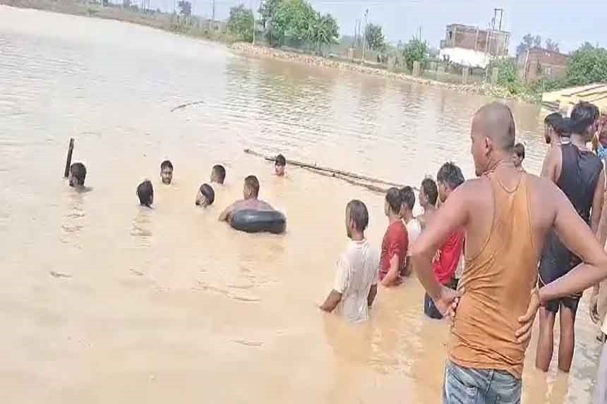 Giridih 4 girls died due to drowning in the pond