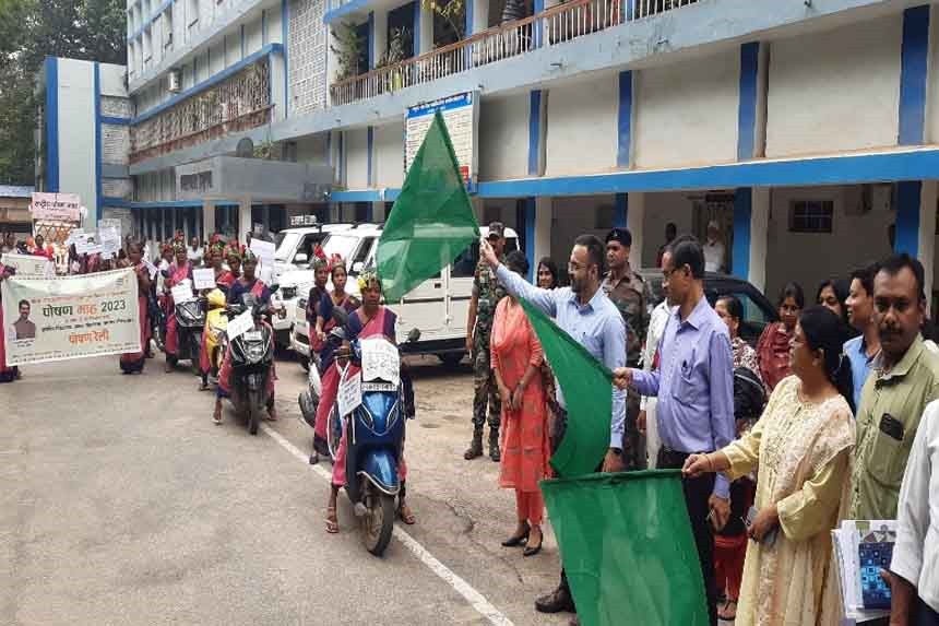 Lohardaga Deputy Commissioner Dr. Waghmare Prasad Krishna flagged off the nutrition chariot.