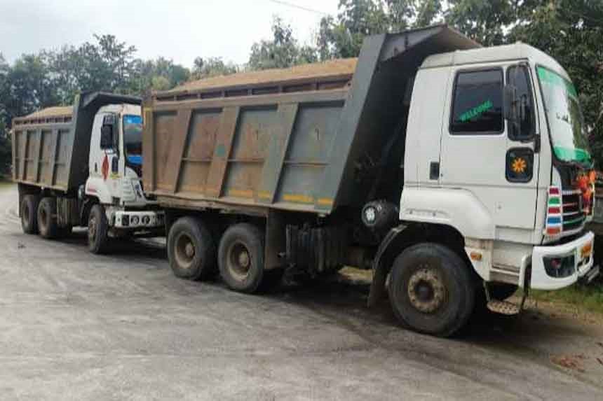 Lohardaga Three vehicles including two highways loaded with sand seized