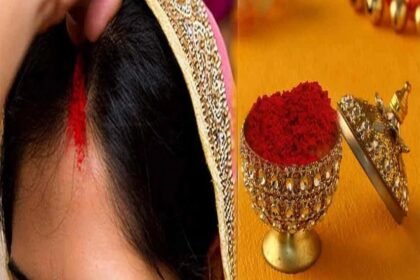 A young man started following a woman with a box of vermilion, started forcefully filling her hairline on the road, then...