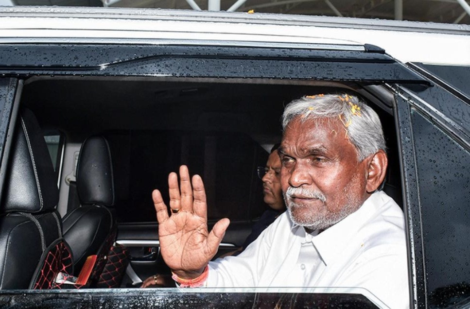 All vehicles removed from former CM Champai Soren's security convoy, now he travels with a private vehicle...