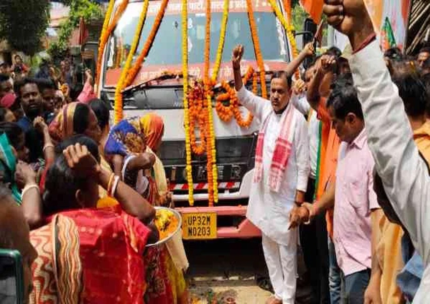 BJP's Parivartan Yatra started from Baharagora, crowd of workers and public gathered in the Yatra