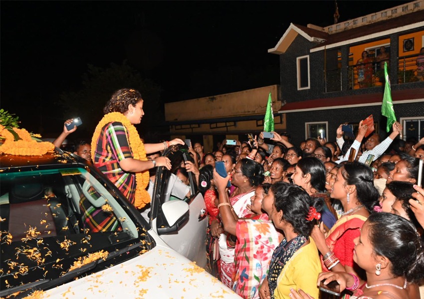 Women waited for Kalpana Soren till late night amidst heavy rain