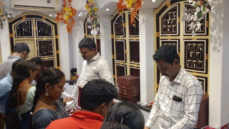 धनतेरस पर धन की वर्षा हुई, करोड़ों का हुआ व्यापार धनतेरस पर धन की वर्षा हुई, करोड़ों का हुआ व्यापार