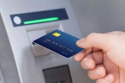 Illegal withdrawal of Rs 48 thousand happened after the card got stuck in the ATM machine