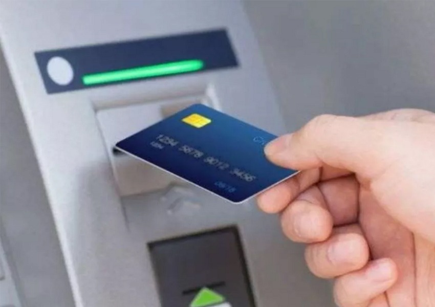 Illegal withdrawal of Rs 48 thousand happened after the card got stuck in the ATM machine
