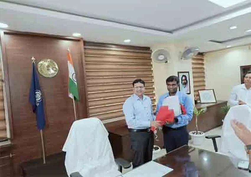 Ranchi's new Deputy Commissioner Manjunath Bhajantri took charge, former Deputy Commissioner welcomed him with a bouquet