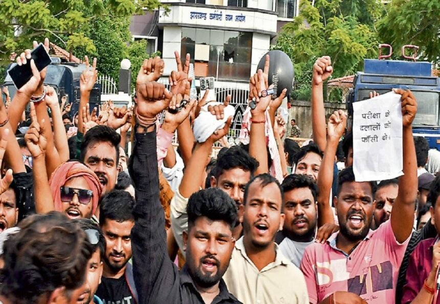 Stone pelting during demonstration demanding cancellation of JSSC CGL exam, candidates…