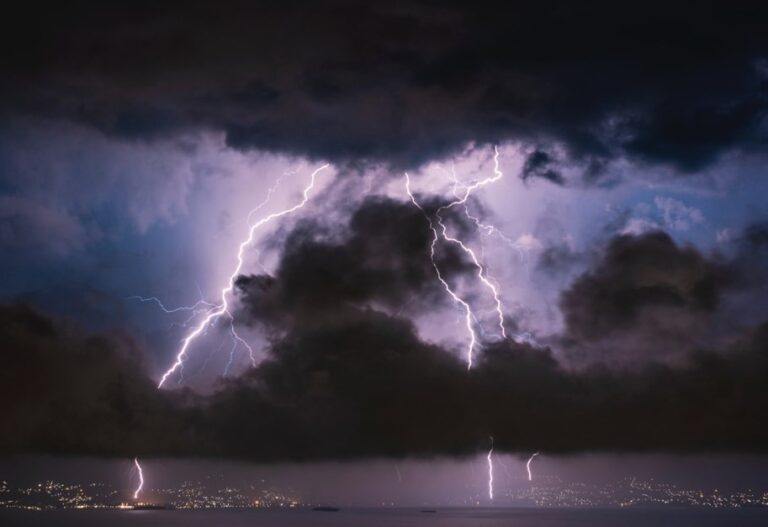 लातेहार में वज्रपात से चार की मौत लातेहार में वज्रपात से चार की मौत