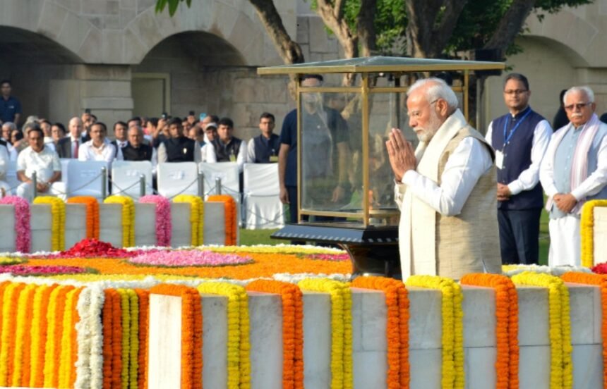 PM Modi visited Raj Ghat and paid floral tribute to Mahatma Gandhi