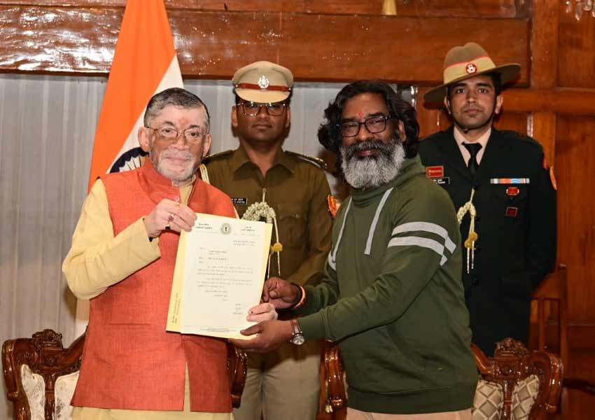 Hemant Soren Presented Claim to form government